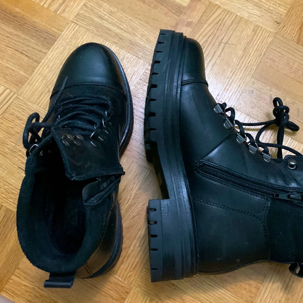 Classic cut black genuine leather boots in excellent conditions.